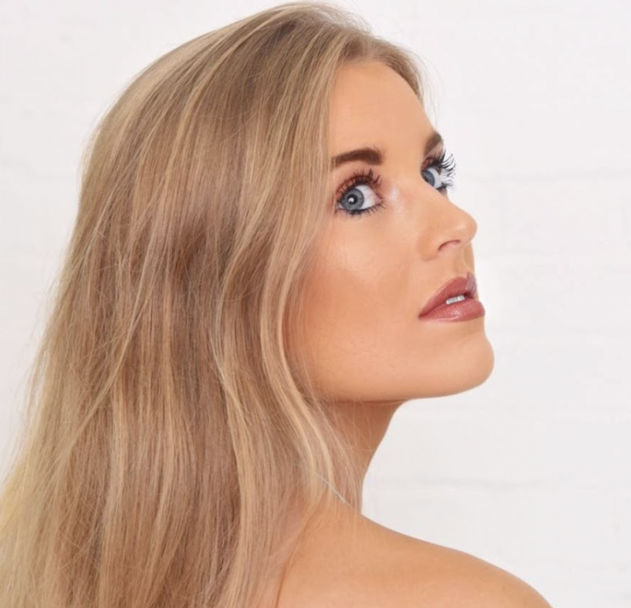 Picture of a female singer posing for a photoshoot